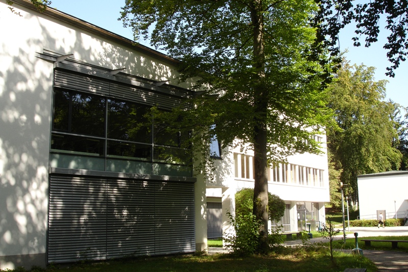 Erweiterungsbau mit modernen zusätzlichen Hörsälen